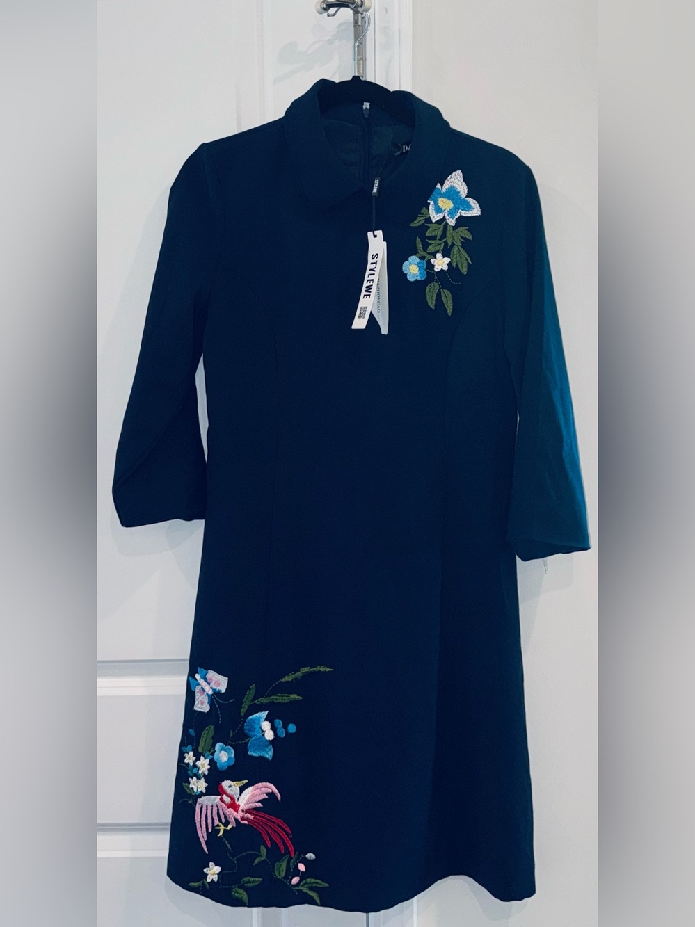 Beautiful Embroidered Floral Detail Navy Shift Dress Jackie O style size 8 NWT